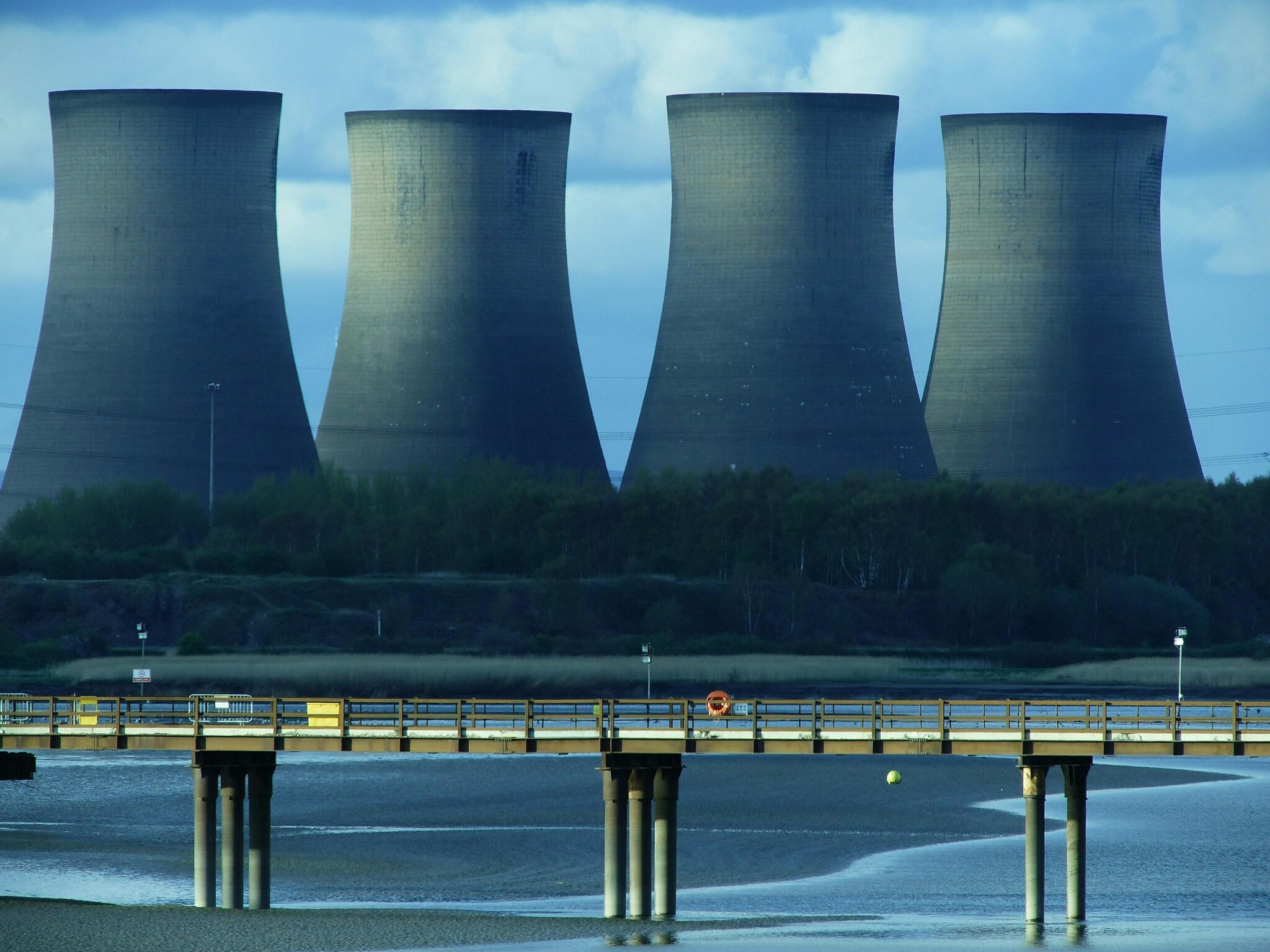 GL Golden's cooling tower services, including design, construction, and maintenance of industrial cooling towers for energy and manufacturing sectors.